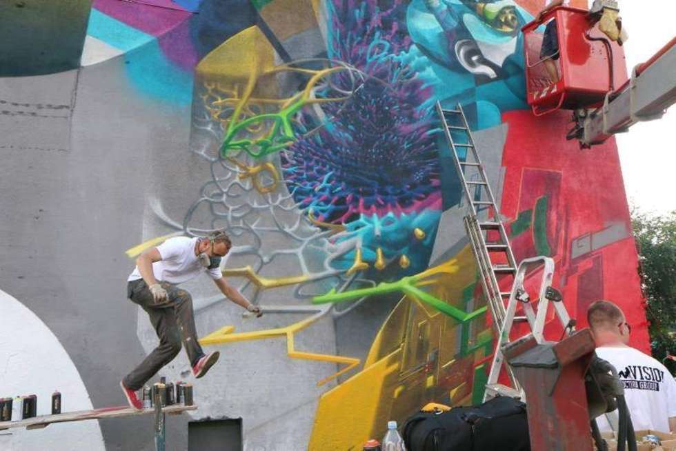  Artyści z Grupy Magnifiko kończą prace przy kolejnym muralu na ścianie budynku socjalnego przy ul. Wrońskiej w Lublinie. Fot. Maciej Kaczanowski