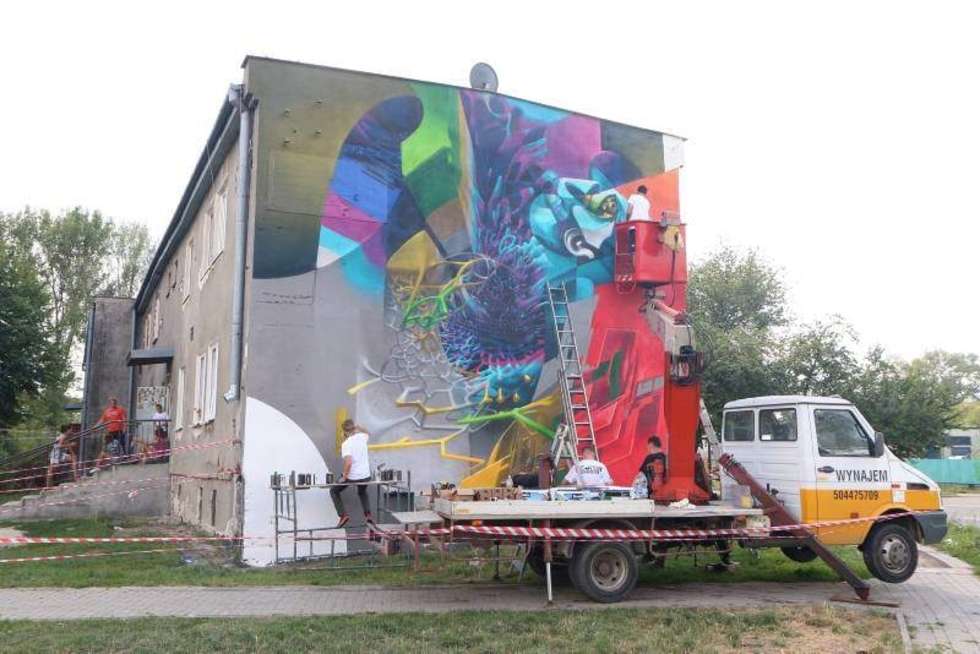  Artyści z Grupy Magnifiko kończą prace przy kolejnym muralu na ścianie budynku socjalnego przy ul. Wrońskiej w Lublinie. Fot. Maciej Kaczanowski