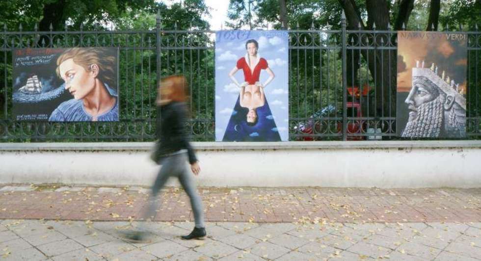  Wystawę plakatu Rafała Olbińskiego zorganizowała Galerii na Płocie. Ekspozycję można oglądać do 30 września 2014 na ogrodzeniu Ogrodu Saskiego w Lublinie. Fot. Maciej Kaczanowski
