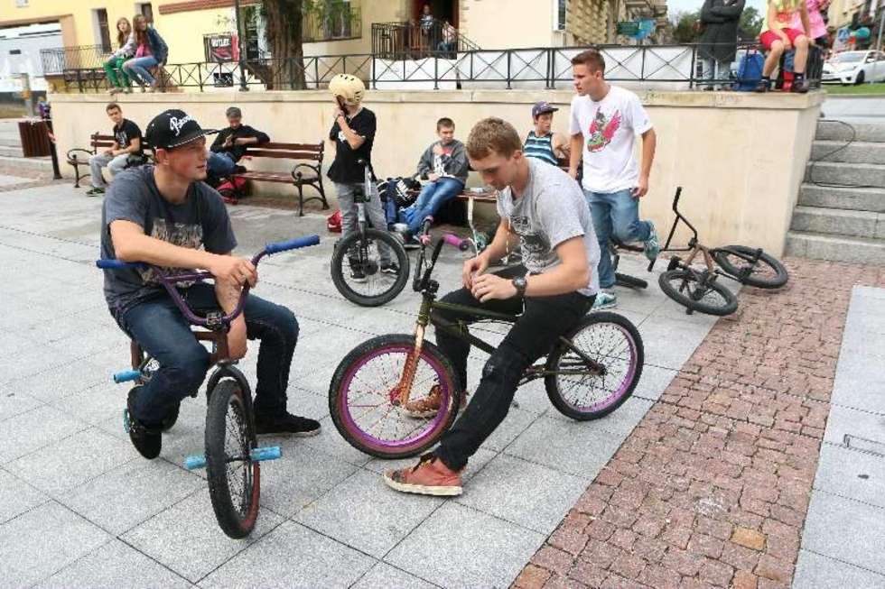  Zawody rowerowe BMX  z udziałem profesjonalnych zawodników z Polski zostały zorganizowane na Centralnym Placu Zabaw. Fot. Maciej Kaczanowski