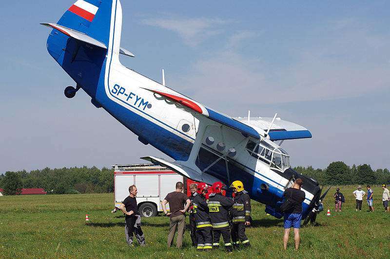 Samolot uderzył dziobem o ziemię, lotnisko w Radawcu - Autor: Grzegorz Góra