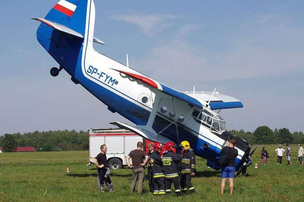  Samolot uderzył dziobem o ziemię, lotnisko w Radawcu (zdjęcie 2) - Autor: Grzegorz Góra