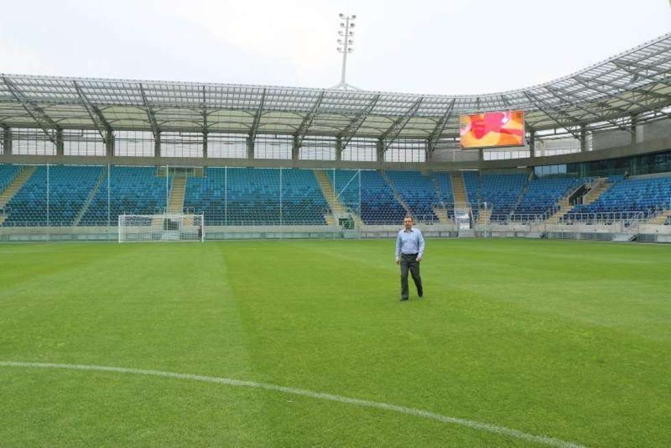  Miasto podpisało ostatnie protokoły odbioru nowego stadionu piłkarskiego przy ul. Krochmalnej. Dziś obiekt został formalnie przejęty przez zarządcę, którym będzie Miejski Ośrodek Sportu i Rekreacji. Fot. Maciej Kaczanowski