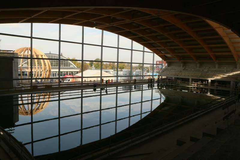 Zgodnie z tradycją budowlańcy umieścili wiechę na dachu hali basenu olimpijskiego w Lublinie. Fot. Maciej Kaczanowski