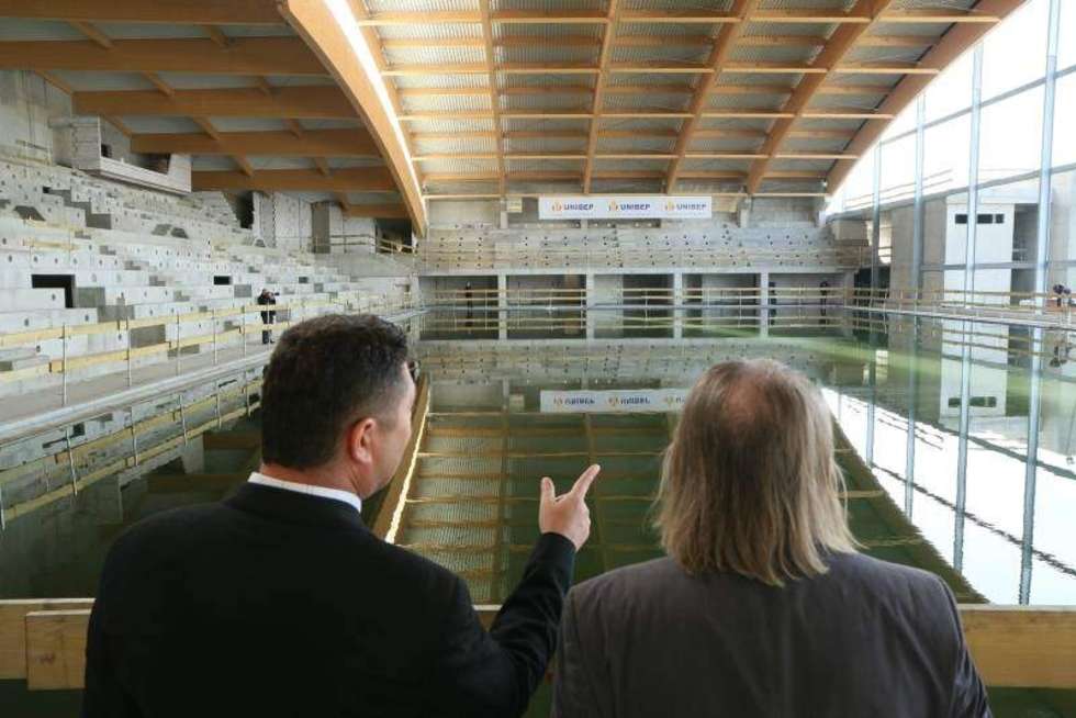  Zgodnie z tradycją budowlańcy umieścili wiechę na dachu hali basenu olimpijskiego w Lublinie. Fot. Maciej Kaczanowski