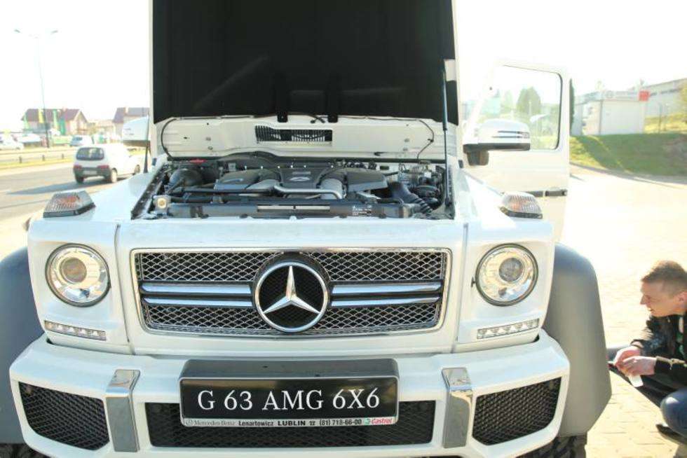  Sześć olbrzymich kół, ponad 540 KM pod maską i pełen komfort w kabinie. To wart blisko 2,5 mln zł Mercedes G 63 AMG 6x6. Większe, mocniejsze i wyjątkowo ekstrawaganckie wcielenie klasycznego Mercedesa &#8222;Geländewagen&#8221;.   Samochód prezentowany je