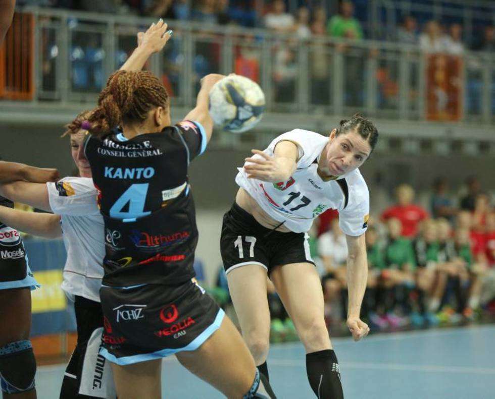  W Lidze Mistrzyń zawodniczki MKS Selgros Lublin  pokonały francuski Metz Handball 35 : 31. Fot. Maciej Kaczanowski