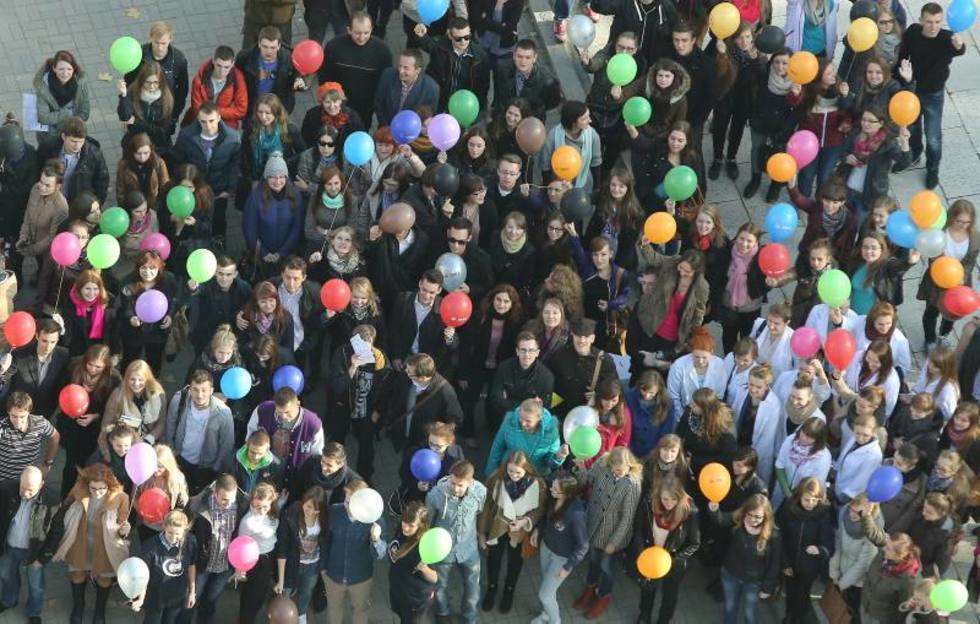  Pamiątkowym wspólnym zdjęciem zakończyli tegoroczne obchody 70-lecia UMCS pracownicy i studenci UMCS. W samo południe spotkali się na placu noszącym imię patronki uniwersytetu, wypuszczając do nieba 70 balonów. Fot. Maciej Kaczanowski