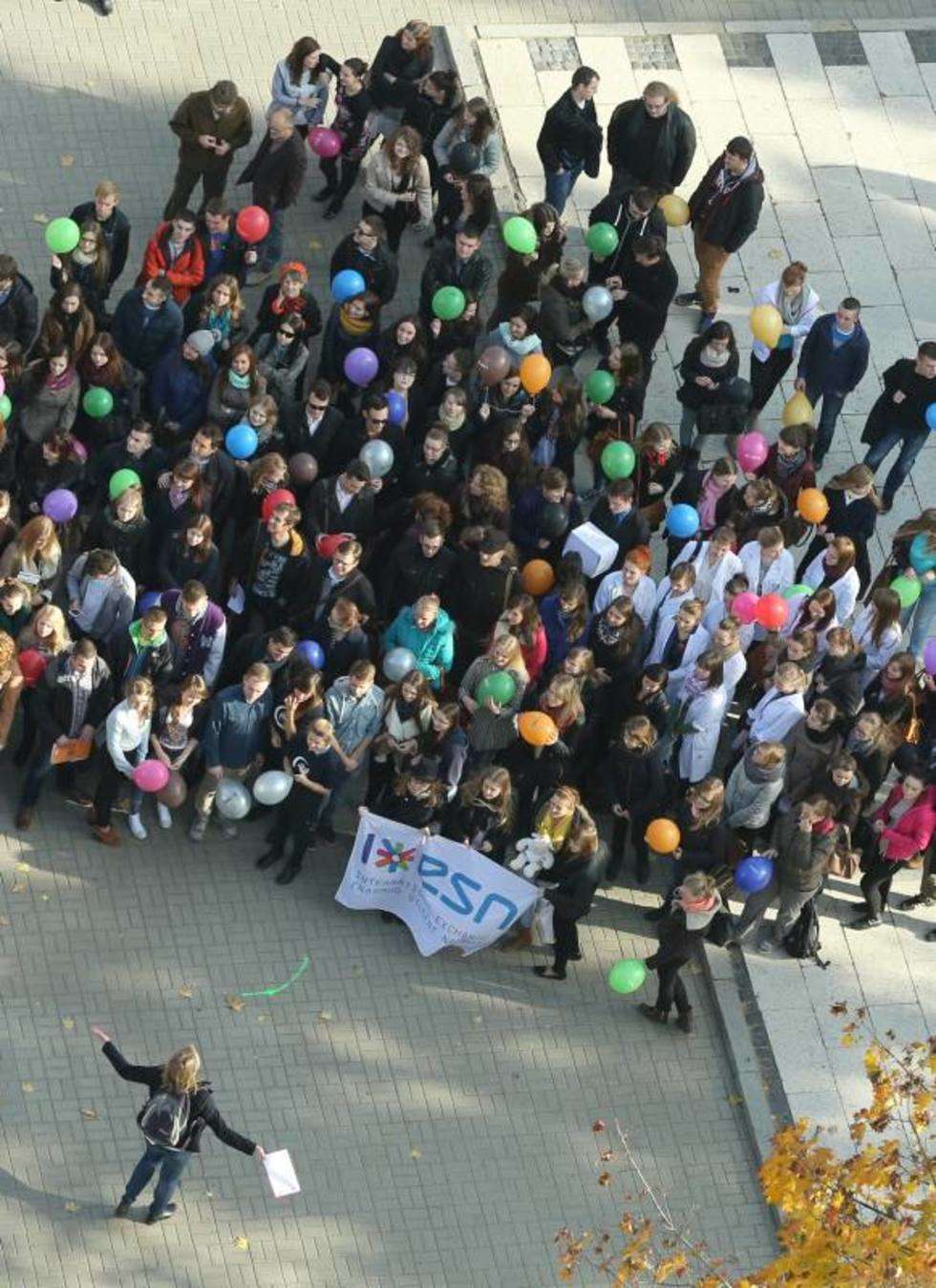  Pamiątkowym wspólnym zdjęciem zakończyli tegoroczne obchody 70-lecia UMCS pracownicy i studenci UMCS. W samo południe spotkali się na placu noszącym imię patronki uniwersytetu, wypuszczając do nieba 70 balonów. Fot. Maciej Kaczanowski