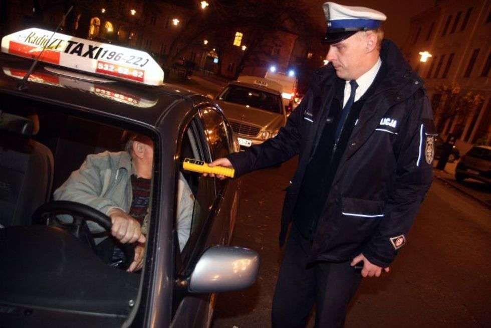  Nocna kontrola taksówek (zdjęcie 3) - Autor: AS