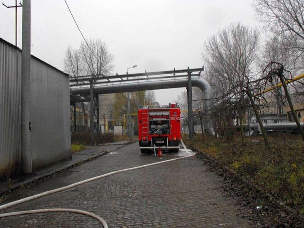  Pożar w budynku dawnej fabryki Daewoo (zdjęcie 4) - Autor: Bartosz Sokoluk