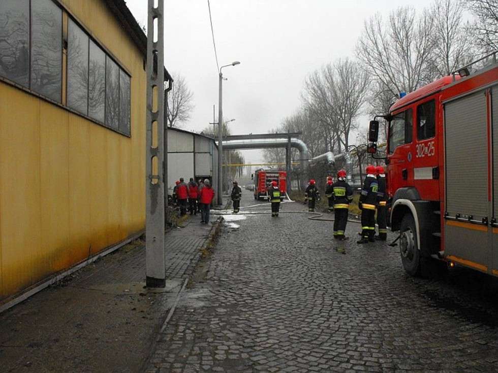  Pożar w budynku dawnej fabryki Daewoo (zdjęcie 6) - Autor: Bartosz Sokoluk