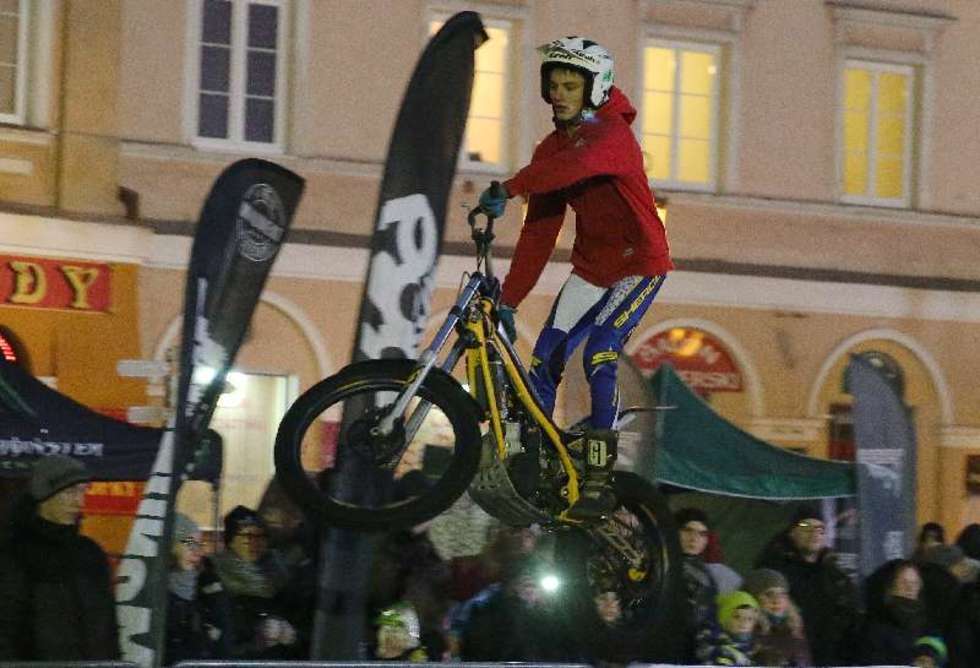  Lubelski plac Zamkowy zamienił się w zimowy tor przeszkód snowboardowych. Zorganizowano między innymi również Moto Trial. Fot. Maciej Kaczanowski