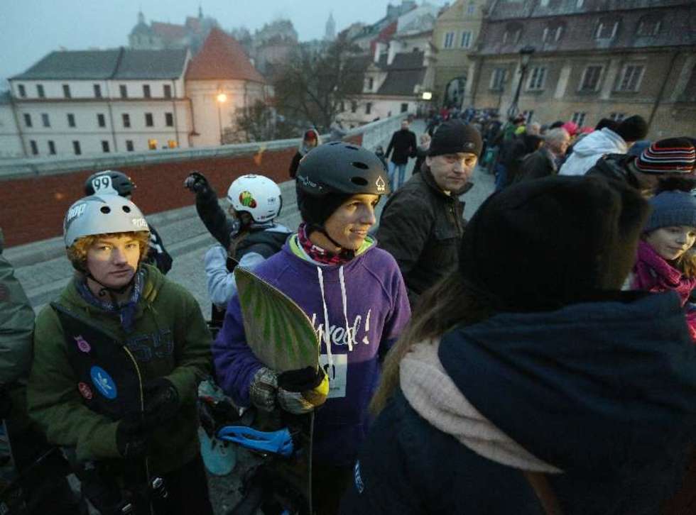  Lubelski plac Zamkowy zamienił się w zimowy tor przeszkód snowboardowych. Zorganizowano między innymi również Moto Trial. Fot. Maciej Kaczanowski