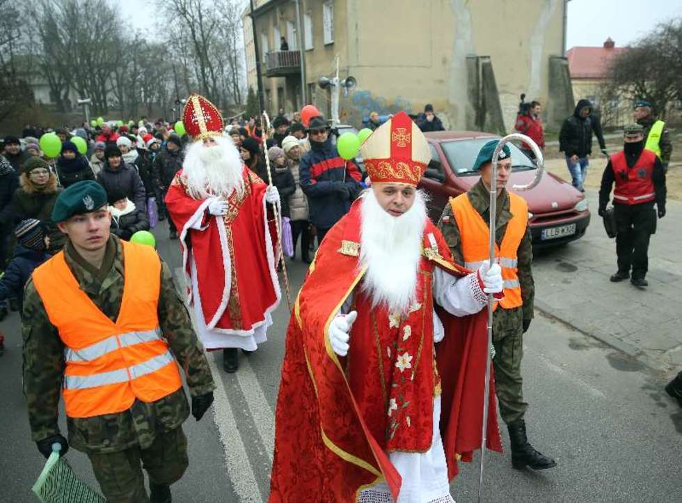  6 grudnia ulicami centrum Lublina przeszedł, po raz pierwszy Orszak św. Mikołaja z prezentami dla około 500 dzieci m.in. z domu dziecka przy ul. Sierocej i  pacjentów dziecięcego szpitala. Fot. Maciej Kaczanowski