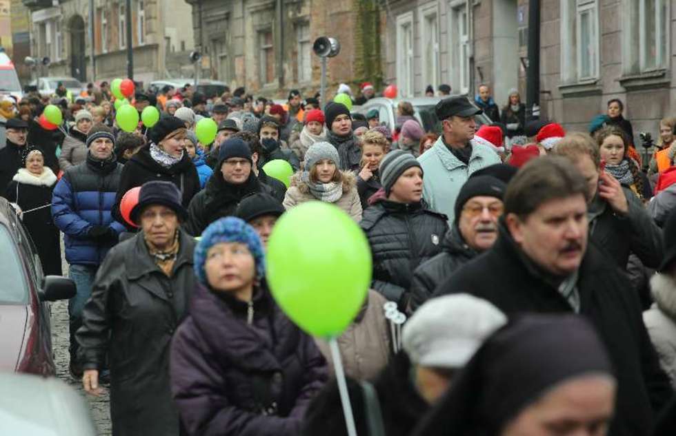  6 grudnia ulicami centrum Lublina przeszedł, po raz pierwszy Orszak św. Mikołaja z prezentami dla około 500 dzieci m.in. z domu dziecka przy ul. Sierocej i  pacjentów dziecięcego szpitala. Fot. Maciej Kaczanowski