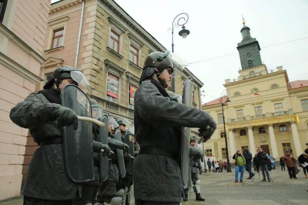  W rocznicę wprowadzenia stanu wojennego na ulicach Lublina pojawiły się patrole ZOMO. Na szczęście to tylko inscenizacja... Fot. Maciej Kaczanowski