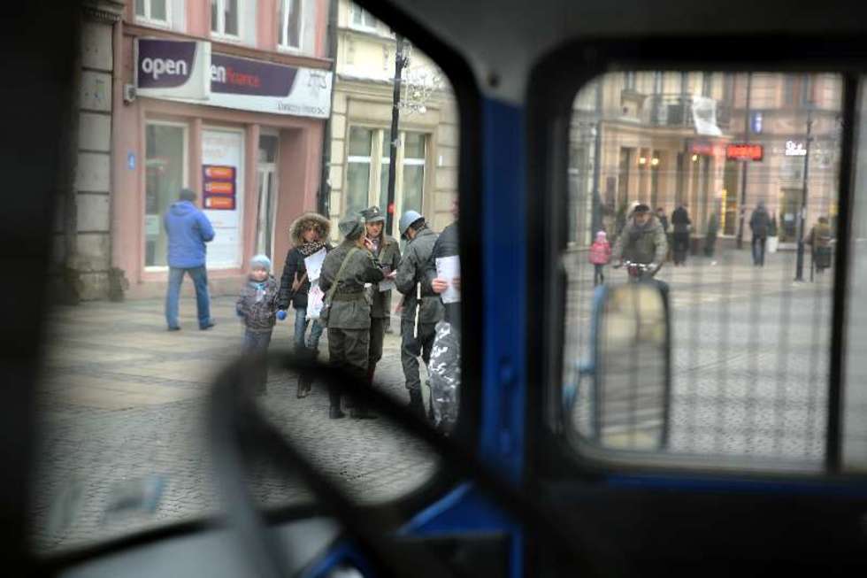  W rocznicę wprowadzenia stanu wojennego na ulicach Lublina pojawiły się patrole ZOMO. Na szczęście to tylko inscenizacja... Fot. Maciej Kaczanowski