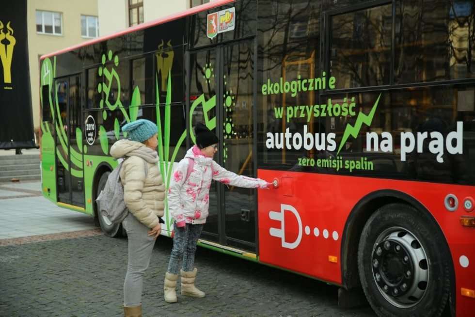   Lubelskie MPK przygotowalo prezentację autobusu elektrycznego przed budynkiem Centrum Kultury. Fot. Maciej Kaczanowski
