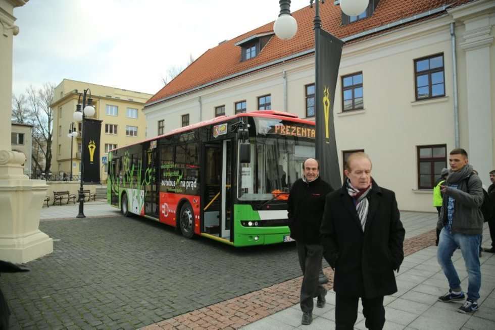   Lubelskie MPK przygotowalo prezentację autobusu elektrycznego przed budynkiem Centrum Kultury. Fot. Maciej Kaczanowski