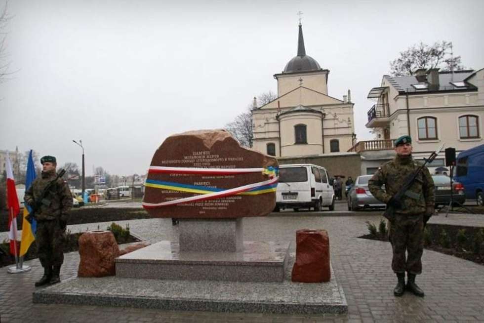  Odsłonięcie pomnika ofiar wielkiego Głodu (zdjęcie 13) - Autor: Wojciech Nieśpiałowski