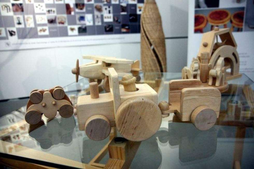  Dwie duże ekspozycje pokazują możliwości artystyczne uczniów liceów plastycznych. Tu prace z Nałęczowa. Drewniane zabawki są wyceniane od 75 zł, duże z tkaniny 230, wiklinowe meble 350.