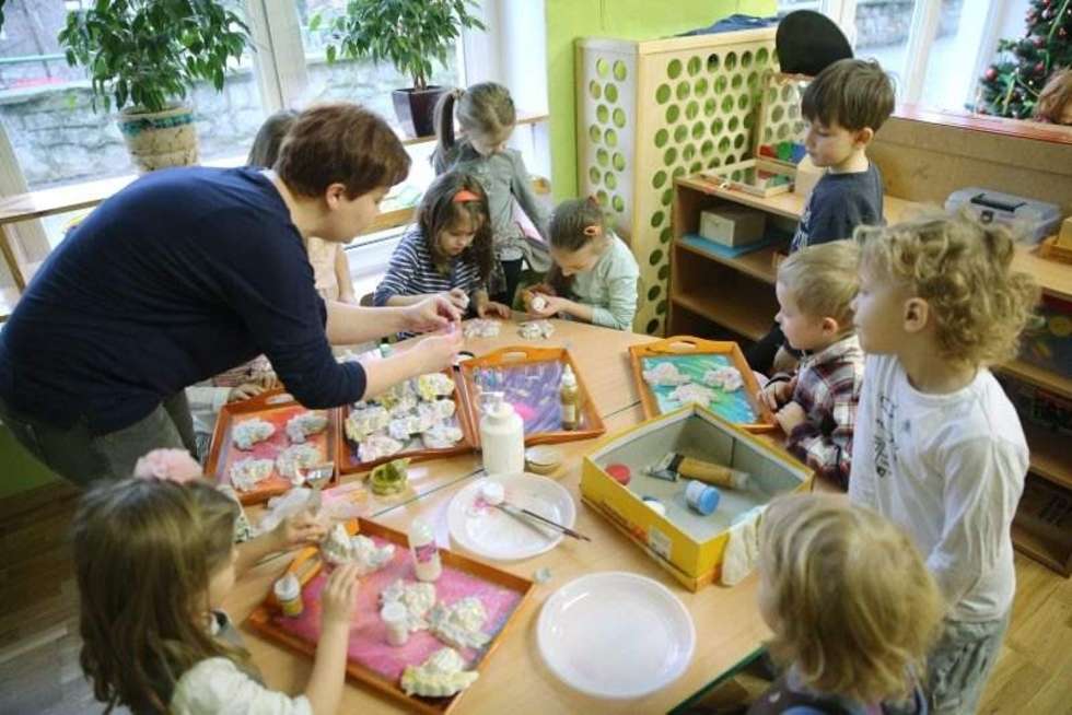  Dzieci z lubelskiego przedszkola nr 19 przygotowują prezenty i laurki dla dziadków. Fot. Maciej Kaczanowski