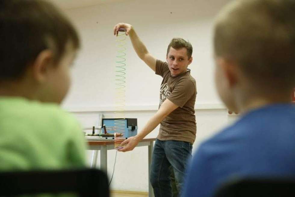  Pokazy z fizyki w DDK Węglin zorganizowali dla dzieci studenci UMCS. Fot. Maciek Kaczanowski