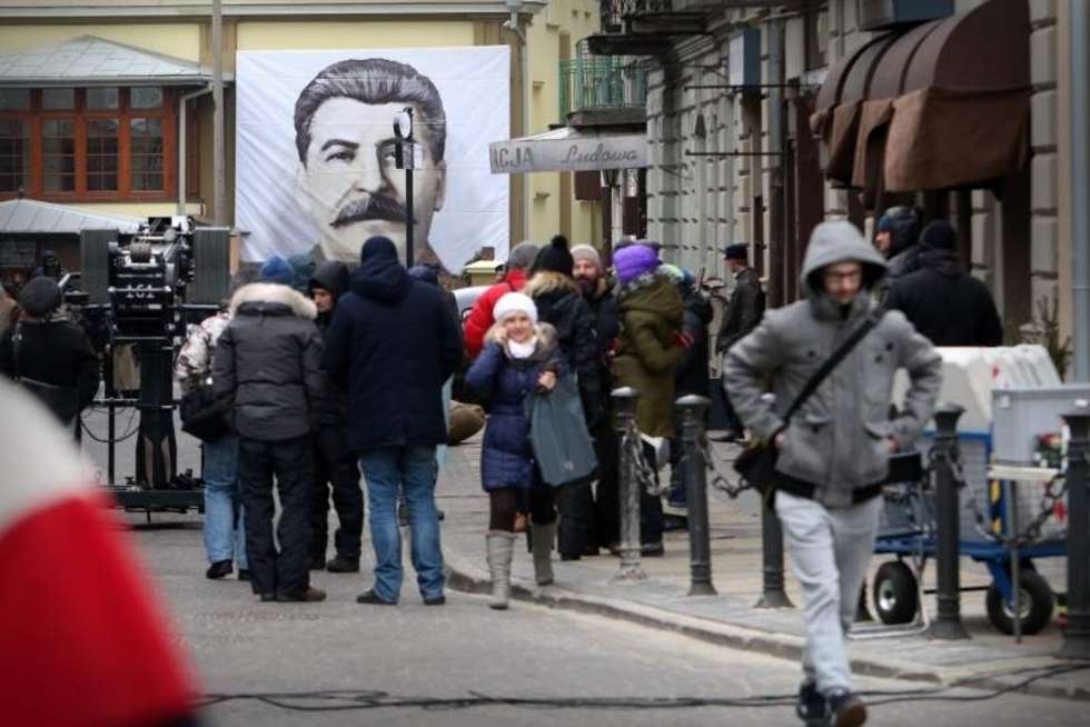  Plakat Stalina przy Peowiaków. Kolejny dzień na planie filmu 
