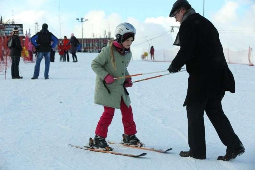  Mimo dodatniejn temperatury nadal jest czynny stok narciarski w Lublinie. Można korzystać z dwóch tras narciarskich - do jazdy na nartach i snowboardach, z wyciągami o długości 300 i 100 metrów. Fot. Maciej Kaczanowski