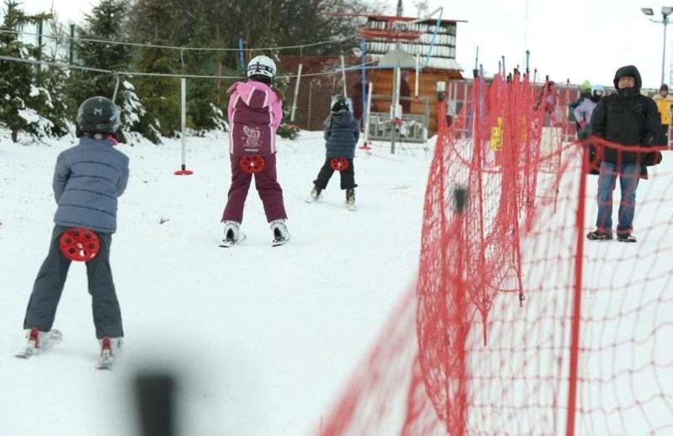  Mimo dodatniejn temperatury nadal jest czynny stok narciarski w Lublinie. Można korzystać z dwóch tras narciarskich - do jazdy na nartach i snowboardach, z wyciągami o długości 300 i 100 metrów. Fot. Maciej Kaczanowski