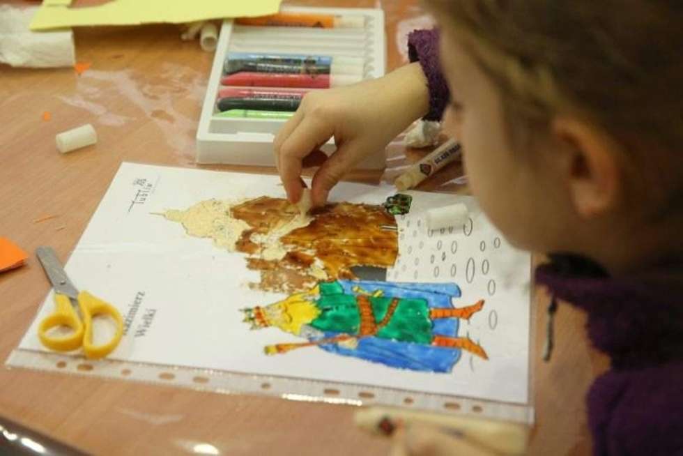  Dzisiaj dzieciaki malowały farbami witrażowymi. Później jako młodzi detektywi na tropie zgłębiali tajemnice szyfrowania wiadomości, poznawali sztuki kamuflażu i tworzyli portretu pamięciowy. Fot. Maciej Kaczanowski