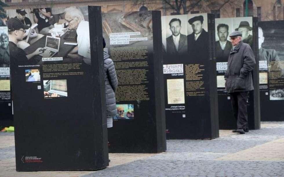  Wystawa pamięci Żołnierzy Wyklętych na Placu Litewskim (zdjęcie 3) - Autor: Wojciech Nieśpiałowski