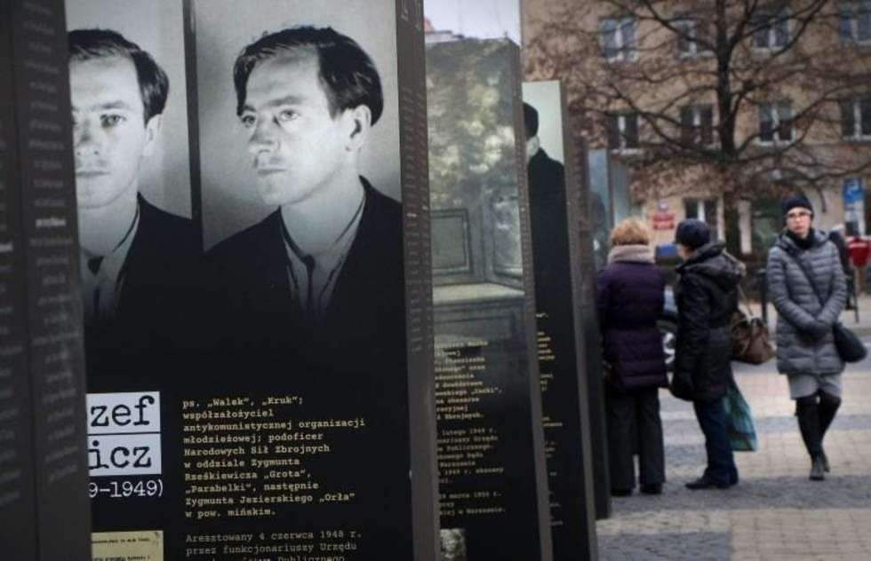  Wystawa pamięci Żołnierzy Wyklętych na Placu Litewskim (zdjęcie 7) - Autor: Wojciech Nieśpiałowski