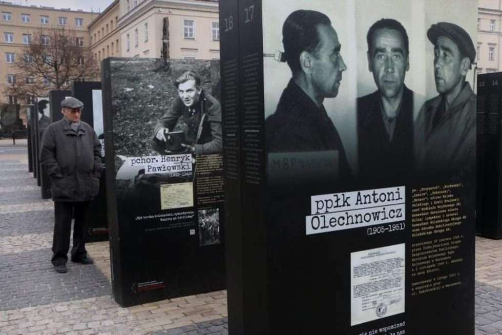  Wystawa pamięci Żołnierzy Wyklętych na Placu Litewskim (zdjęcie 10) - Autor: Wojciech Nieśpiałowski