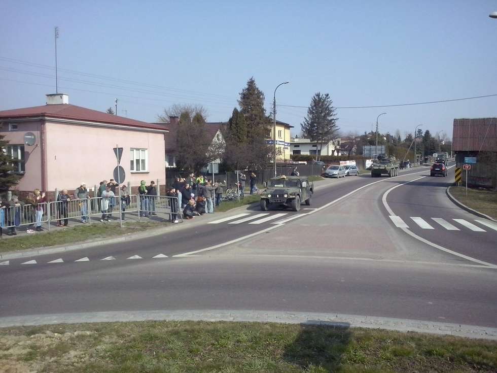  Zdjęcia z konwoju amerykańskiego - Rondo Sił Zbrojnych w Kraśniku, stacja Benzynowa w Zdrapach 
