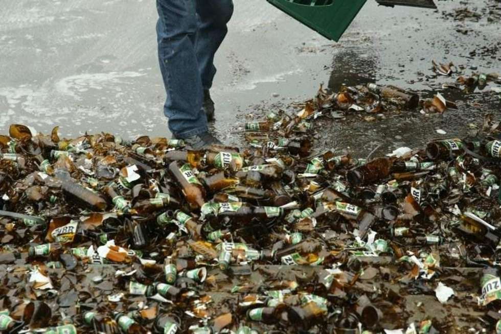  Rzeka piwa popłynęła al. Andersa w Lublinie kiedy z ciężarówki wypadły skrzynki z butelkami. Fot. Maciej Kaczanowski