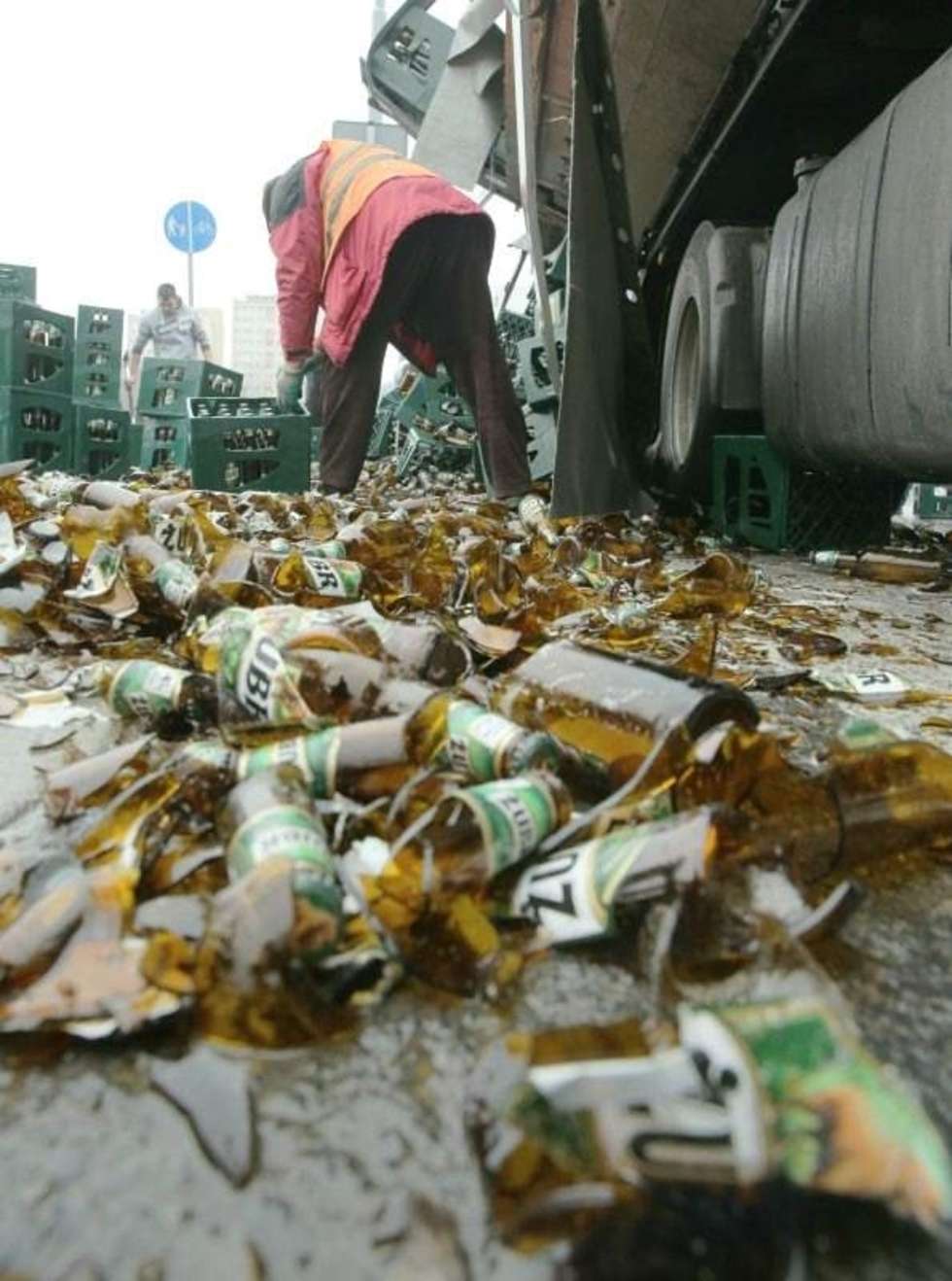  Rzeka piwa popłynęła al. Andersa w Lublinie kiedy z ciężarówki wypadły skrzynki z butelkami. Fot. Maciej Kaczanowski