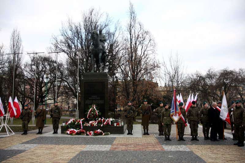 Kwiaty pod pomnikiem Marszałka Józefa Piłsudskiego - Autor: AS