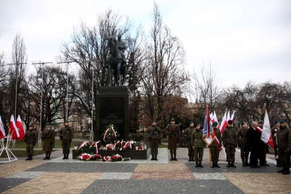  Kwiaty pod pomnikiem Marszałka Józefa Piłsudskiego (zdjęcie 2) - Autor: AS