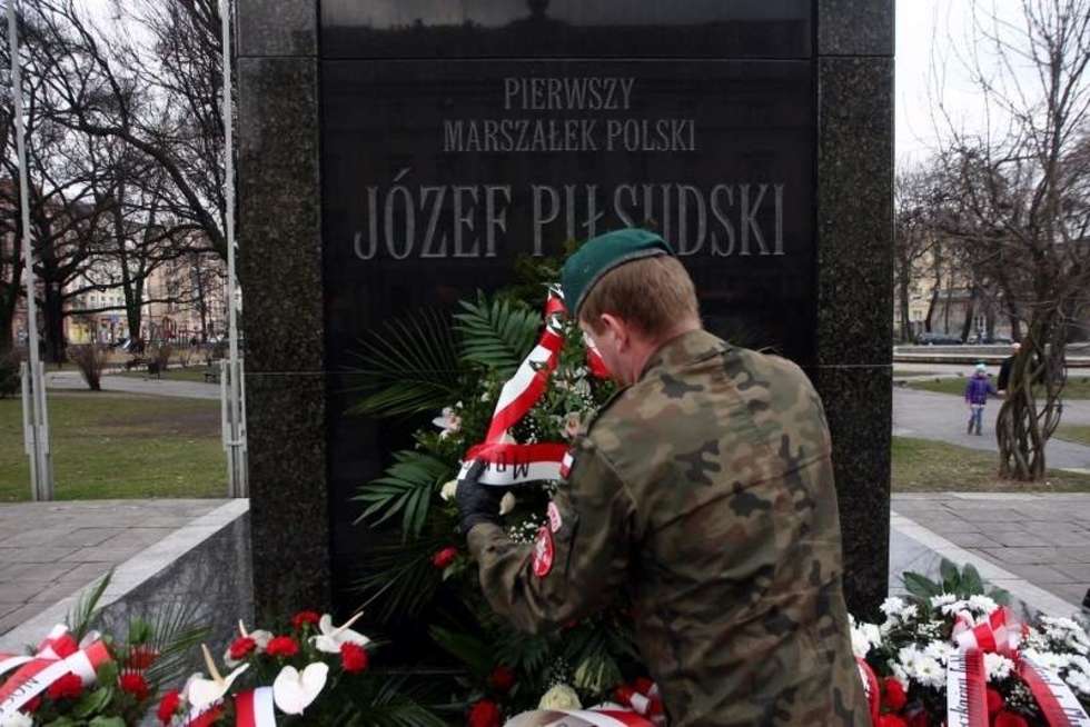  Kwiaty pod pomnikiem Marszałka Józefa Piłsudskiego (zdjęcie 3) - Autor: AS