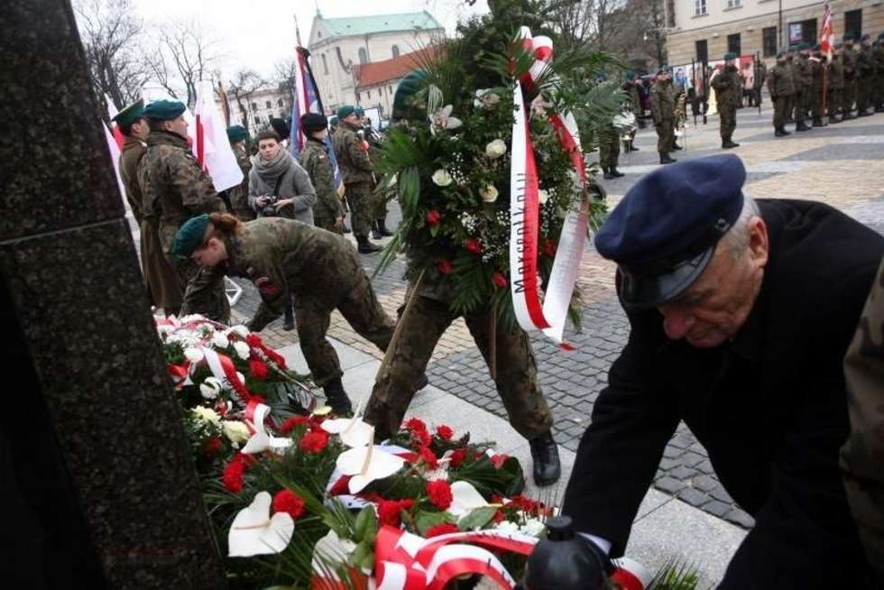  Kwiaty pod pomnikiem Marszałka Józefa Piłsudskiego (zdjęcie 4) - Autor: AS