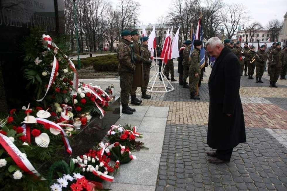  Kwiaty pod pomnikiem Marszałka Józefa Piłsudskiego (zdjęcie 5) - Autor: AS