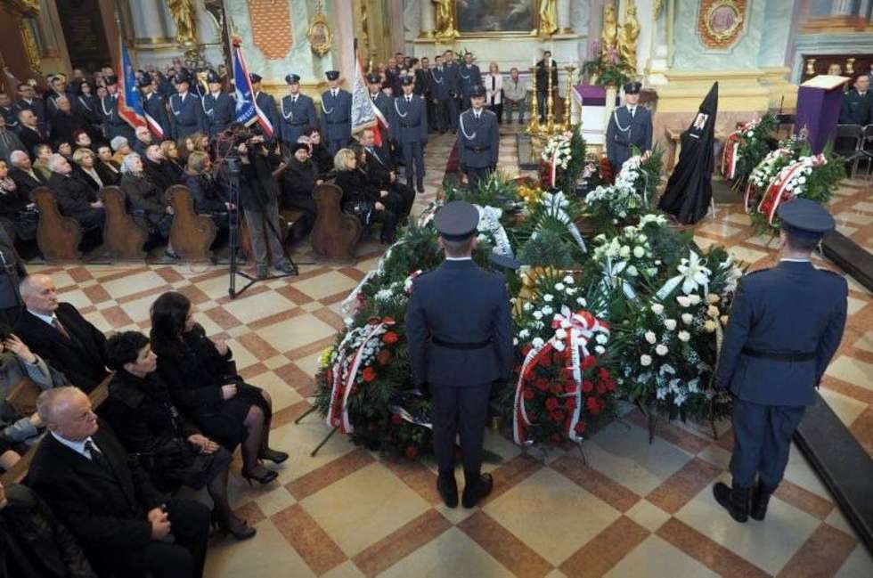  Uroczystości pogrzebowe funkcjonariuszy zabitych w Tunezji (zdjęcie 9) - Autor: Wojciech Nieśpiałowski