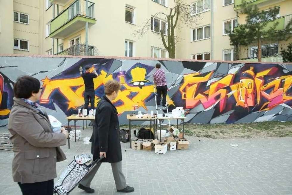  Na ul. Różanej graficiarze zajęli się estetyką osiedla i  pomalowali jeden  z najdłuższych murków  w Lublinie. Fot. Maciej Kaczanowski
