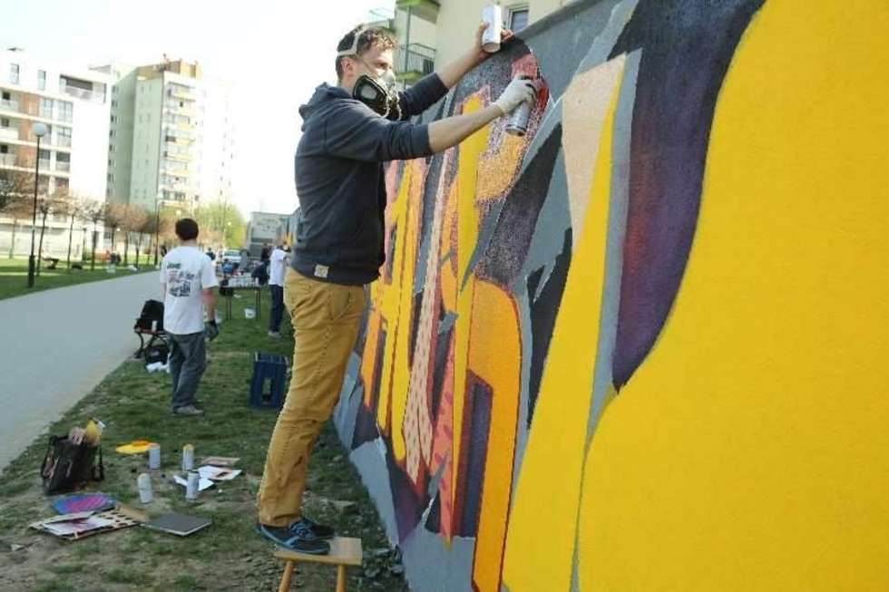  Na ul. Różanej graficiarze zajęli się estetyką osiedla i  pomalowali jeden  z najdłuższych murków  w Lublinie. Fot. Maciej Kaczanowski