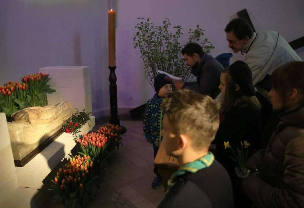  Adoracja grobu Pańskiego i święcenie pokarmów w kościele p.w. św. Maksymiliana  Kolbe w Lubinie. Fot. Maciej Kaczanowski