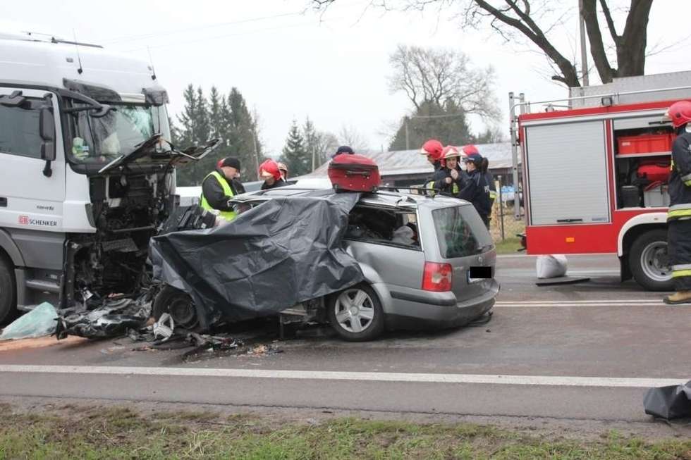  Tragiczny wypadek pod Garwolinem. 4 osoby zginęły (zdjęcie 11) - Autor: kuriergarwolinski.pl