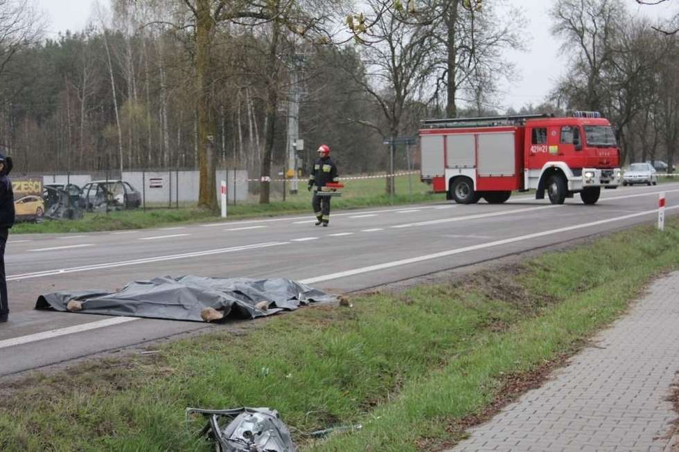  Tragiczny wypadek pod Garwolinem. 4 osoby zginęły (zdjęcie 7) - Autor: kuriergarwolinski.pl