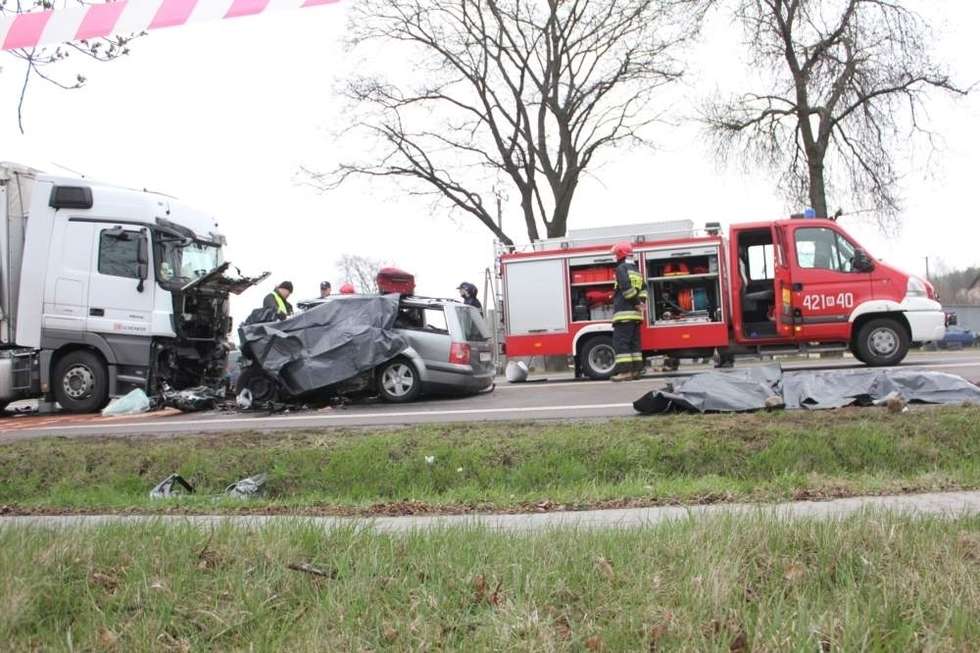  Tragiczny wypadek pod Garwolinem. 4 osoby zginęły (zdjęcie 9) - Autor: kuriergarwolinski.pl
